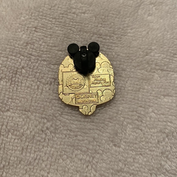 Dodger Mystery Disney Pin - Picture 2 of 2
